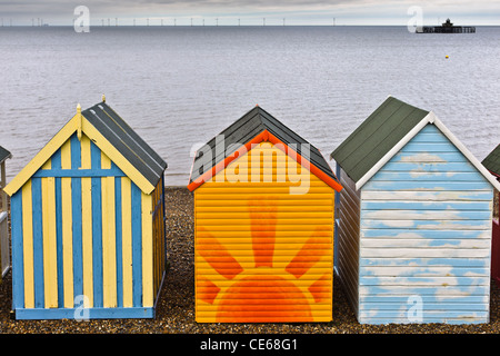 Drei bunte Strandhütten in Herne Bay, Kent, Großbritannien. Stockfoto