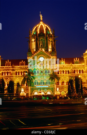 Beleuchtete Victoria Terminus VT jetzt Chhatrapati Shivaji Terminus CST Bahnhof; Bombay Mumbai; Indien Stockfoto