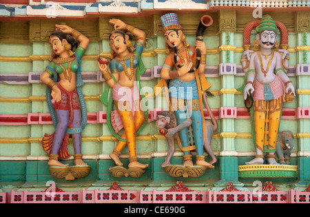 Skulptur von Frauen tanzen und spielen Musikinstrument vor Priester ; Jakhau Jain Tempel tirth ; Jakhau ; Kutch ; Gujarat ; Indien ; Asien Stockfoto