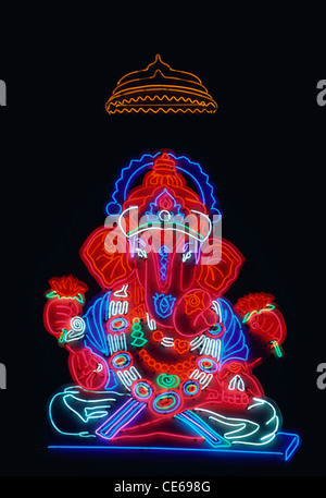 Gott Ganesha Ganpati machte durch Neon-Licht in der Nacht; Pune; Maharashtra; Indien Stockfoto