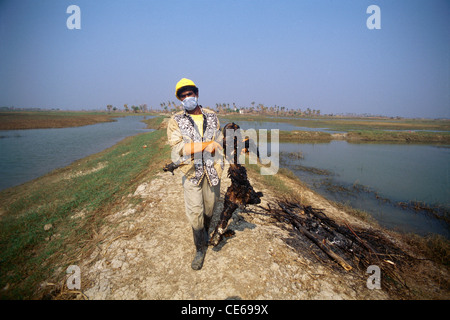 Mann, der Leiche zu retten; Zyklon in Orissa; Indien November 1999 Stockfoto