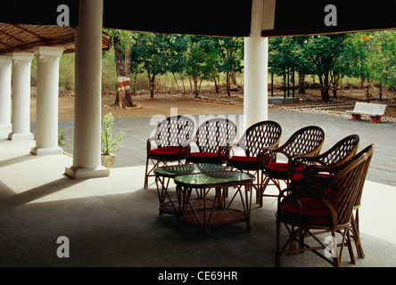 sechs Rohrstühlen und einem Tisch in Bandhavgarh Rasthaus; Madhya Pradesh; Indien Stockfoto