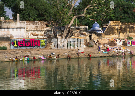 Frauen Baden und Waschen Kleidung auf Ghat des Sees; Deeg Palast; Jal Mahal; Deeg; Bharatpur Bezirk; Rajasthan; Indien; Asien Stockfoto