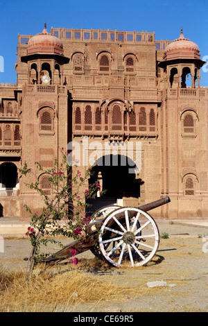 Kanone vor Lalgarh Palace Hotel; Bikaner; Rajasthan; Indien; Asien Stockfoto