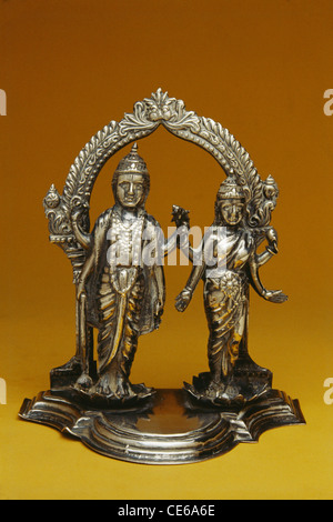 Göttin Lakshmi und Gott Vishnu; Silberskulptur; Handwerk; Kunst; Handwerk; Kunstwerk; indien; asien Stockfoto