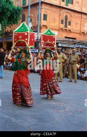 Indische Rajasthani Frauen feiern Teej Hindu Festival; Jaipur; Rajasthan; Indien; Asien Stockfoto