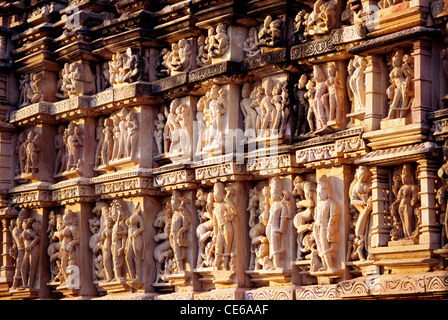 Skulpturen auf Südwand des Parsvanath Bügels; Khajuraho; Madhya Pradesh; Indien; Asien Stockfoto