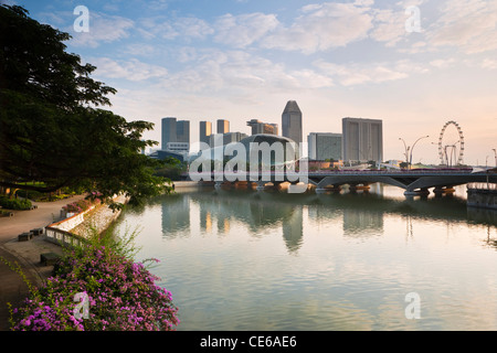 Esplanade Bridge und die Esplanade - Theater an der Bucht Gebäude, Singapur Stockfoto