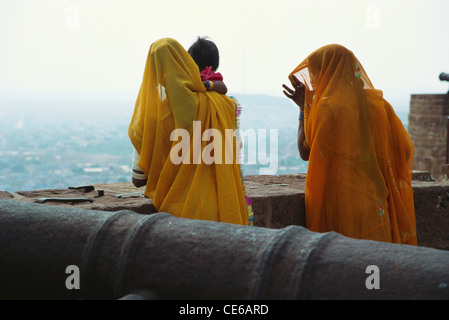 Rajasthani Frauen mit Kind in Jodhpur Fort blickte auf die Stadt; Rajasthan; Indien Stockfoto