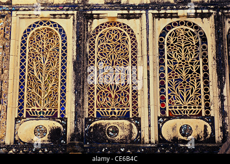 Jali Spiegel und Farbglas Einlegearbeiten aus Marmor; Stadtschloss; Udaipur; Rajasthan; Indien Stockfoto