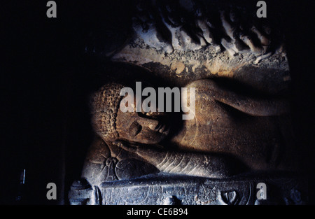 Statue des liegenden Buddha in Ajanta Höhle Nr. 26; Aurangabad; Maharashtra; Indien Stockfoto