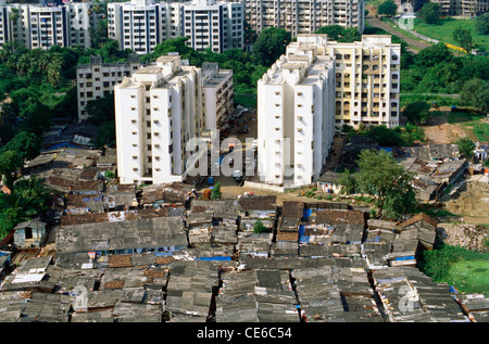 Luftaufnahme von Slums und Gebäuden der Stadt; Reich und arm; Bombay Mumbai; Maharashtra; Indien; Asien; Asiatisch; Indisch Stockfoto