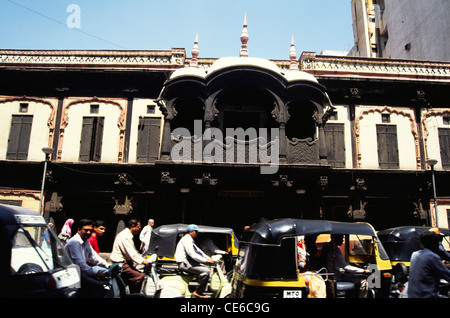 Verkehr von Motorroller und Auto-Rikschas vor Vishrambaug Wada; Vishrambaag Wada; Thorale Bajirao Road; Pune; Maharashtra; Indien; Asien Stockfoto