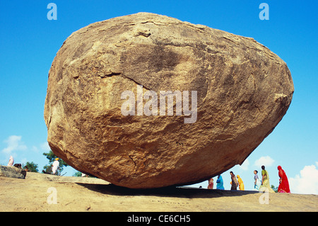 Krishnas Butter Ball; Balancing gigantischer Granit Boulder Rock; Mahabalipuram; Mamallapuram; Tamil nadu; indien; asien Stockfoto