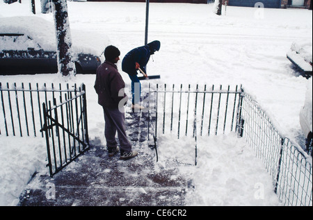 Schneeräumung von Durchgang vor Haus New Jersey New York usa Stockfoto