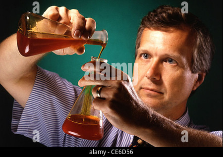 Chemiker Kevin Hicks prüft die Farbe und Qualität der Ölprobe ein Mais-Faser. Stockfoto