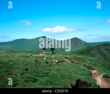 Wanderer auf ridge Craig Cwm Oergwm Brecon Beacons Nationalpark wales Stockfoto