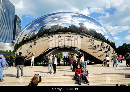 Chicagos Cloud Gate oder Bean Skulptur im Millennium Park. Stockfoto