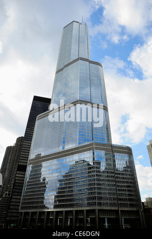 Trump Tower auf dem Chicago River. Stockfoto