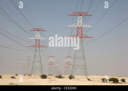 Freileitungsmasten Hochspannung in der Wüste von Katar Stockfoto