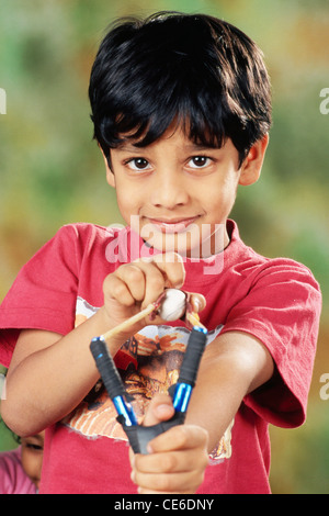Indisches kleines Junge Kind mit Katapult; Indien; Asien; MR#152 Stockfoto