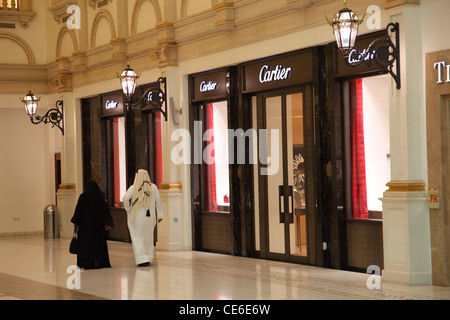 Arabisches Paar im Villagio Mall Shopping Center in Doha, Katar Stockfoto