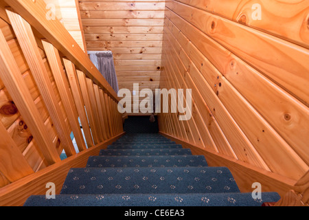 Detail der Treppe in Holzhütte Wohnung. Fox Glacier Lodge, Fox Glacier, West Coast, Südinsel, Neuseeland. Stockfoto