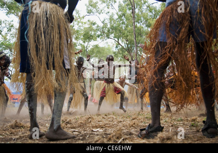 Einheimische Tänzer einen traditionellen Tanz.  Laura Aboriginal Dance Festival, Laura, Queensland, Australien Stockfoto