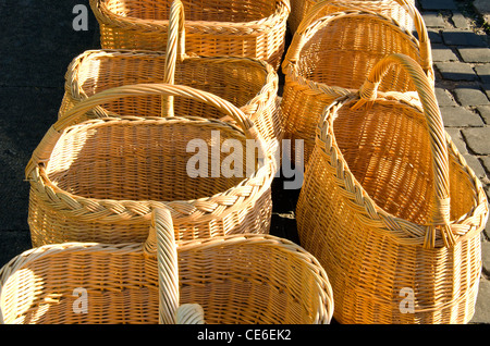 Handgefertigte Weidenkörbe in outdoor-Messe zu verkaufen. Stockfoto