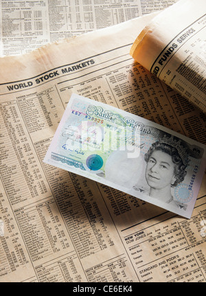 DIE EHEMALIGE 5-PFUND-BANKNOTE ELIZABETH II AUF DER FINANZZEITUNG Stockfoto