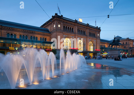 Hauptbahnhof / Central Bahnhof und beleuchteten Brunnen in Hannover am Abend, Niedersachsen, Deutschland Stockfoto