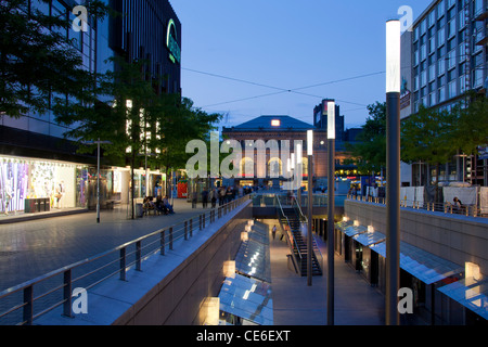 Die Niki-de-Saint-Phalle-Promenade führt zum zentralen Bahnhof in Hannover bei Sonnenuntergang, Niedersachsen, Deutschland Stockfoto