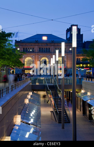 Die Niki-de-Saint-Phalle-Promenade führt zum zentralen Bahnhof in Hannover bei Sonnenuntergang, Niedersachsen, Deutschland Stockfoto