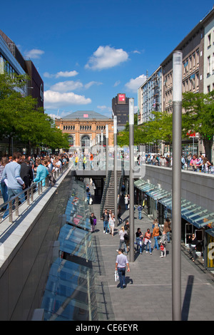 Die Niki-de-Saint-Phalle-Promenade führt zum zentralen Bahnhof in Hannover, Niedersachsen, Deutschland Stockfoto