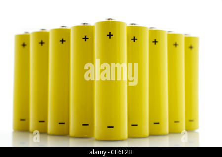 Satz von AA-Batterien, aufgereiht auf einem weißen Hintergrund Stockfoto