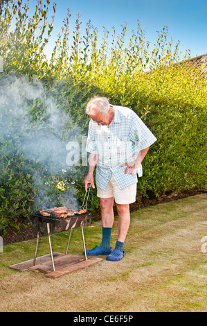 Familie mit Grill im Garten, Blackpool, England, uk, Europa Stockfoto