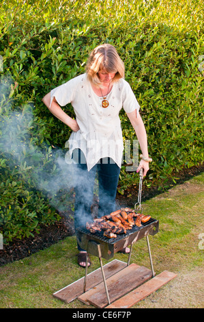 Familie mit Grill im Garten, Blackpool, England, uk, Europa Stockfoto