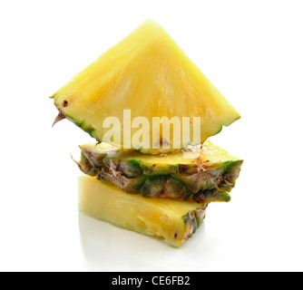 frische Ananasscheiben auf weißem Hintergrund Stockfoto