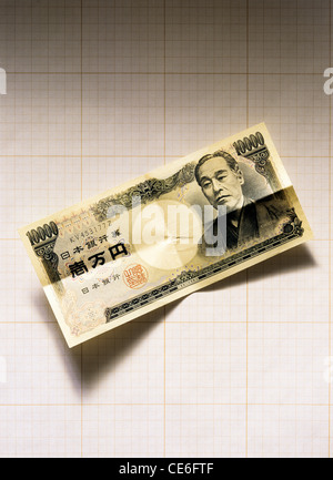 UNGEFALTET 10.000 JAPANISCHE YEN GELDSCHEIN AUF ZEICHENPAPIER MIT MAßEINTEILUNG Stockfoto