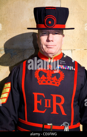 Ein "Beefeater" Tower of London in London. VEREINIGTES KÖNIGREICH. Stockfoto