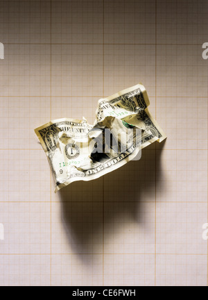ZERKNITTERTE 1 US-DOLLAR-BANKNOTE AUF ZEICHENPAPIER MIT MAßEINTEILUNG Stockfoto