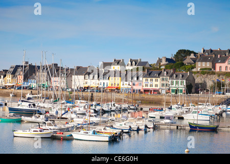 Kreuzfahrt Hafen und Uferpromenade Camaret sur Mer, Bretagne, Frankreich. Stockfoto