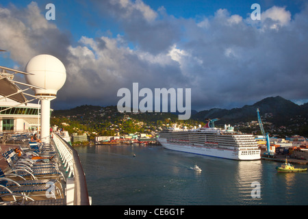 Kreuzfahrtschiffe in der winzigen Hafen Castries auf der karibischen Insel St. Lucia in Westindien Stockfoto