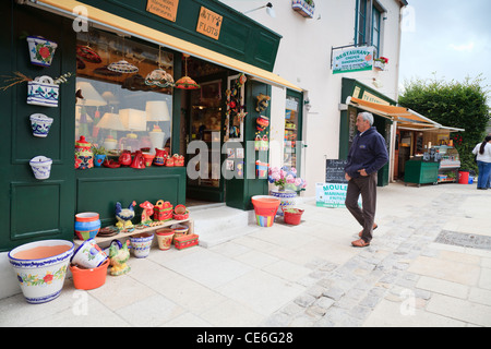 Menschen Flanieren unter den Geschäften und Restaurants in der Nähe von Ville, der historischen Altstadt von Cocarneau, Bretagne, Frankreich. Stockfoto