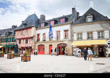 Menschen, die ein Spaziergang in der Stadt Square von Concarneau, Bretagne, Frankreich. Stockfoto