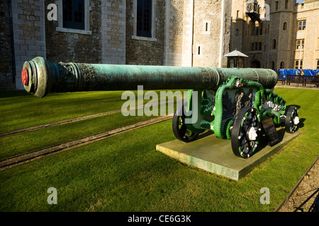 Bronze 24-Pfünder-Kanone in den niedrigen Ländern hergestellt, & gegossen Eisen Beförderung, bei der Tower of London, UK. Stockfoto