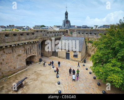 Eine erhöhte Ansicht von der alten Stadt Concarneau, Bretagne, Frankreich, von der Stadtmauer. Stockfoto