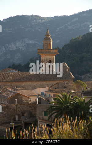 Bell Tower Kirche Blick in kleinen Dorf Valldemossa Mallorca Mallorca Tramuntana Stockfoto