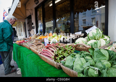 Obst und Gemüse auf dem Display vor einem Geschäft, Bridport, Dorset. Stockfoto