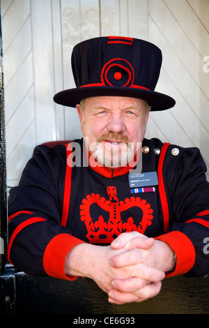 Ein "Beefeater" in eine Information geben Sie stand auf den Tower of London in London. VEREINIGTES KÖNIGREICH. Stockfoto